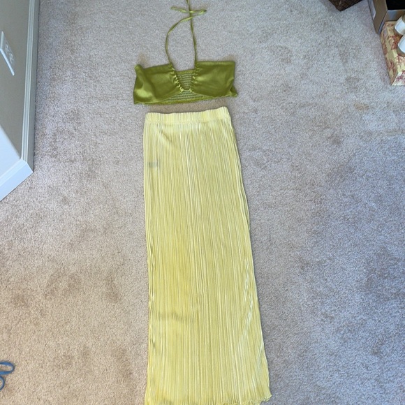 Two piece set - Picture 2 of 2